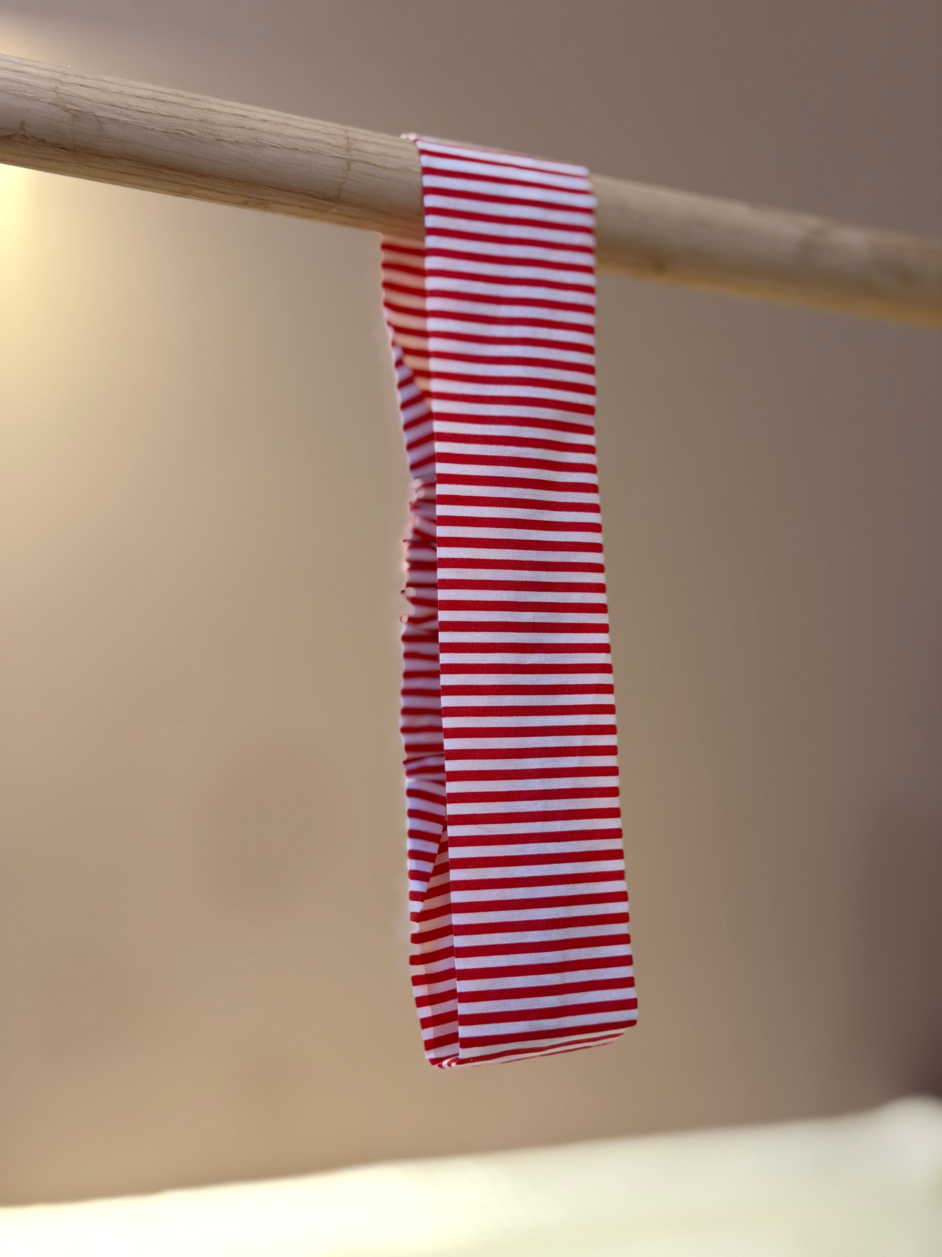 Bandeau à rayure rouge et blanche